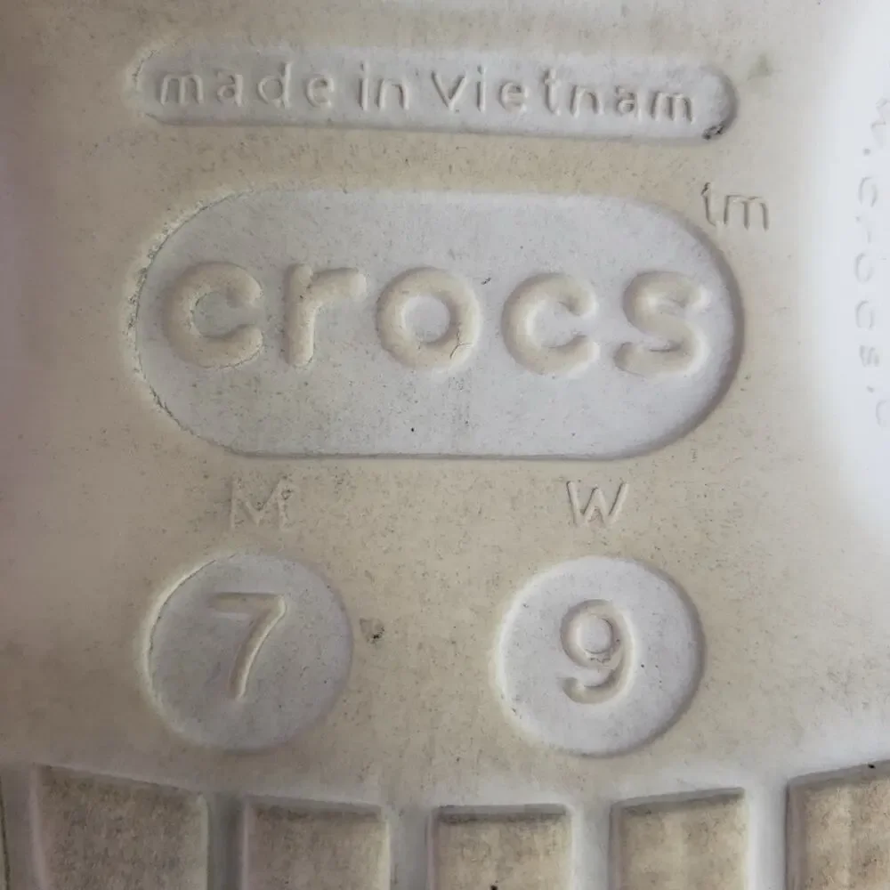Crocs Unisex Classic Peanuts Charm Clog Charlie Brown Womens 9 White Snoopy